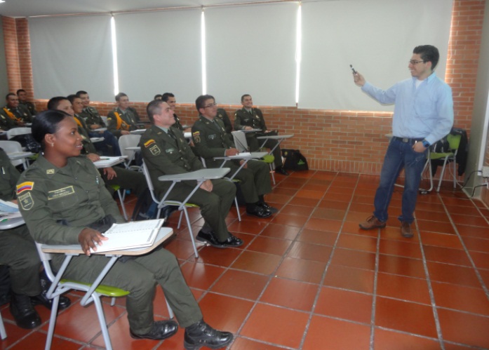 La Policía Nacional en las aulas de clase de UNIAGRARIA