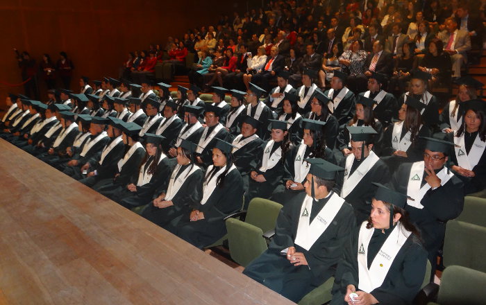 “¿Por qué a los colombianos nos cuesta tanto aspirar a la excelencia? “, Rector durante la ceremonia de grados