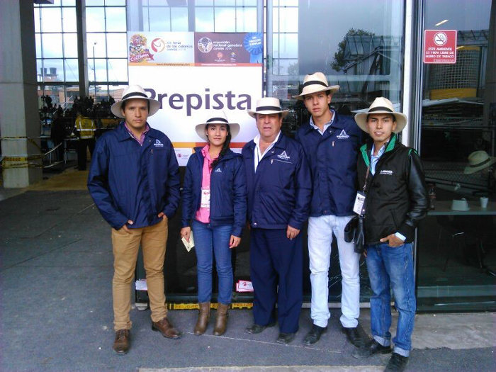 Nuestros estudiantes del Programa de Zootecnia hacen presencia en la Exposición Nacional Ganadera 2014