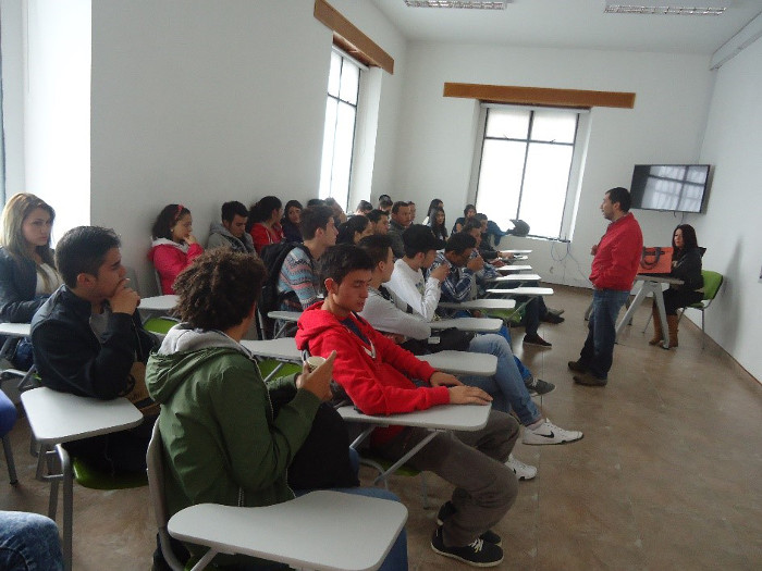 Estudiantes de las Dependencias Beatriz Gaitán Azuero de Romero presentaron prueba de clasificación de inglés