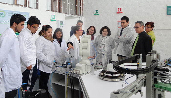 Pares Académicos designados por el CNA visitan laboratorios de UNIAGRARIA