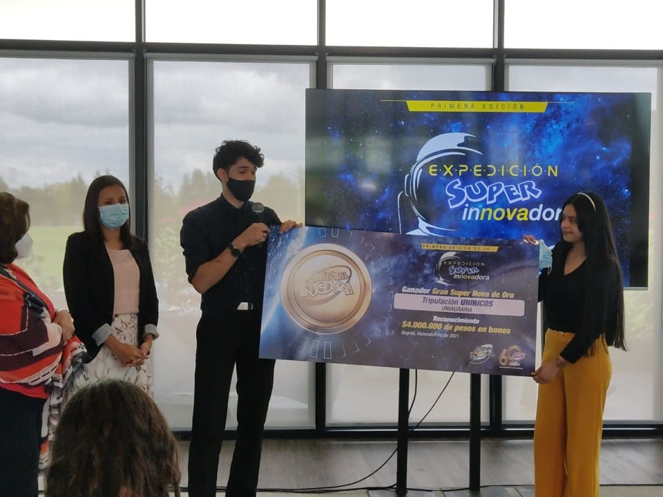 Estudiantes de segundo semestre de Ingeniería de Alimentos se ganan la Super Nova de Oro en la Primera Edición de la Expedición Super-innovadora.