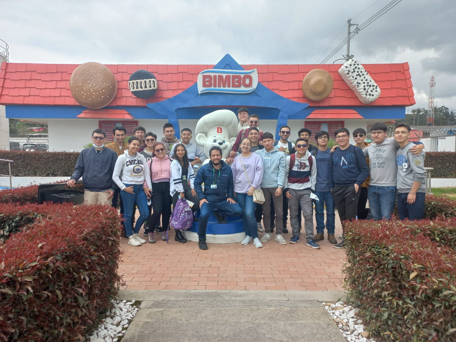 Ingeniería Mecatrónica fortaleciendo el relacionamiento y la experiencia de nuestros estudiantes con el sector externo