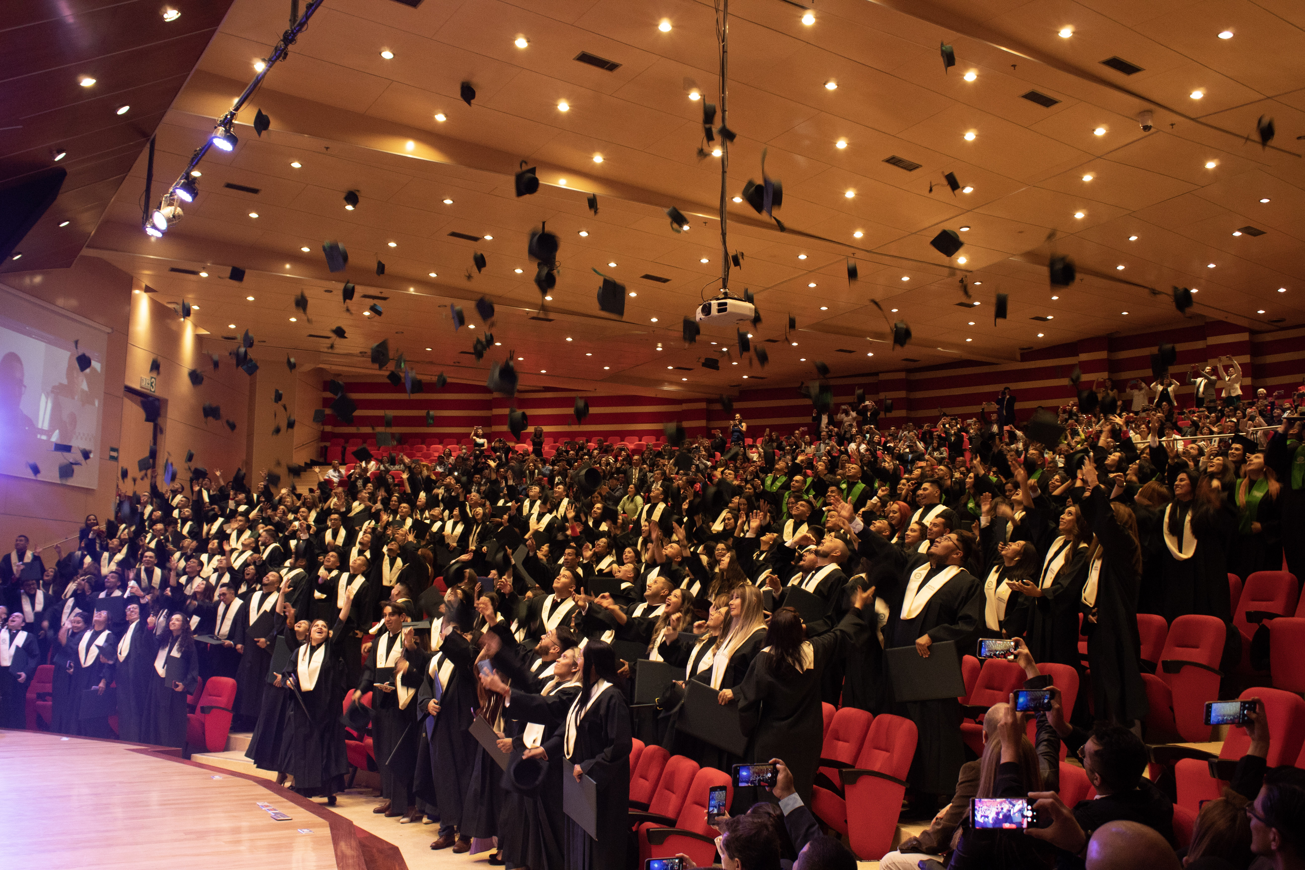 ¡¡¡Felicitaciones a los 231 graduados!!! 185 de pregrado y 46 de posgrado
