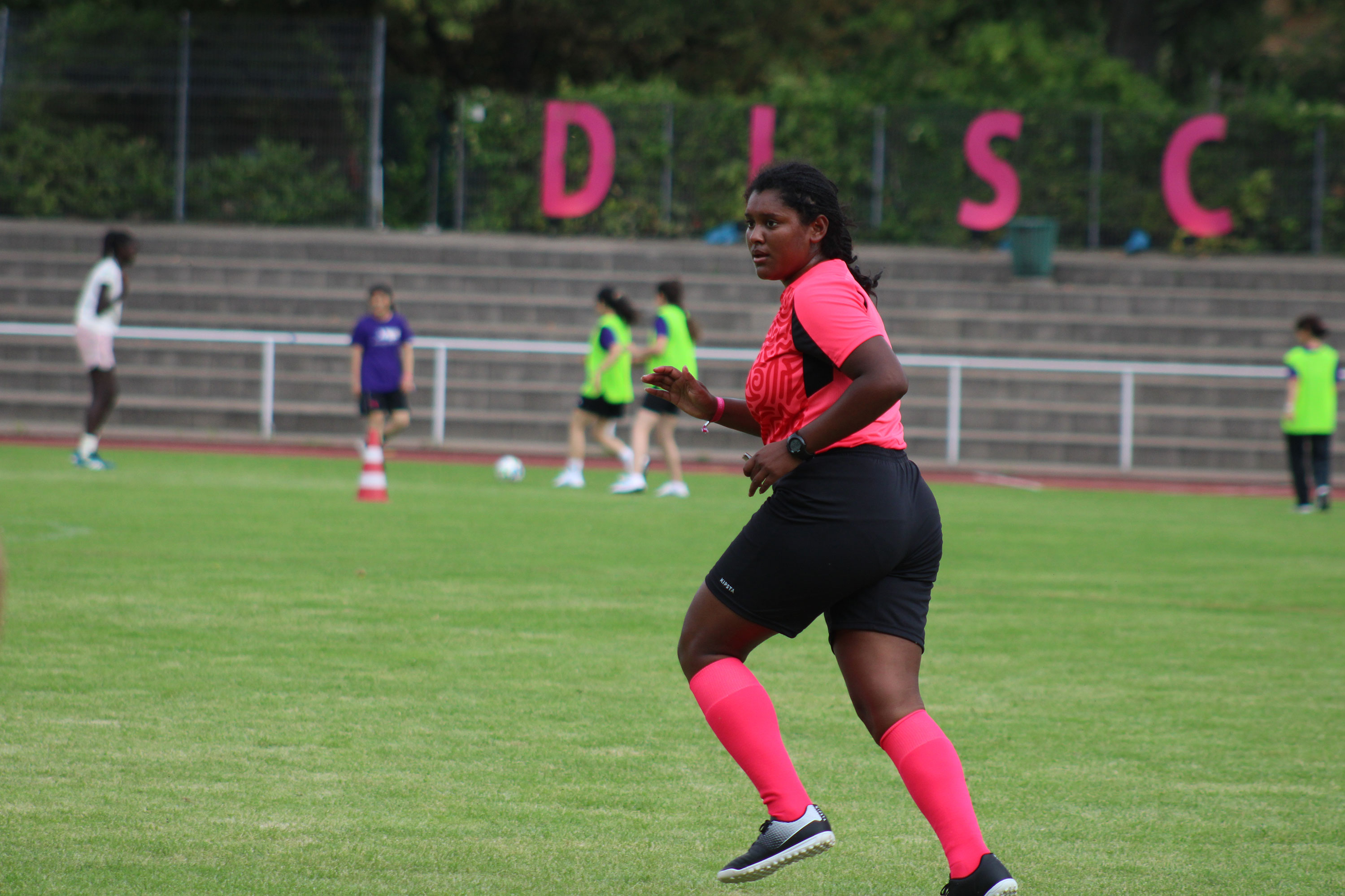 Estudiante de Ingeniería Civil de UNIAGRARIA, Coraima Vega Cárdenas, brilló como árbitra en torneo internacional de fútbol femenino*