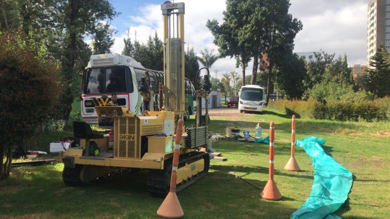 Instalación de acelerógrafo en la U Verde de Colombia para estudio sísmico en Bogotá