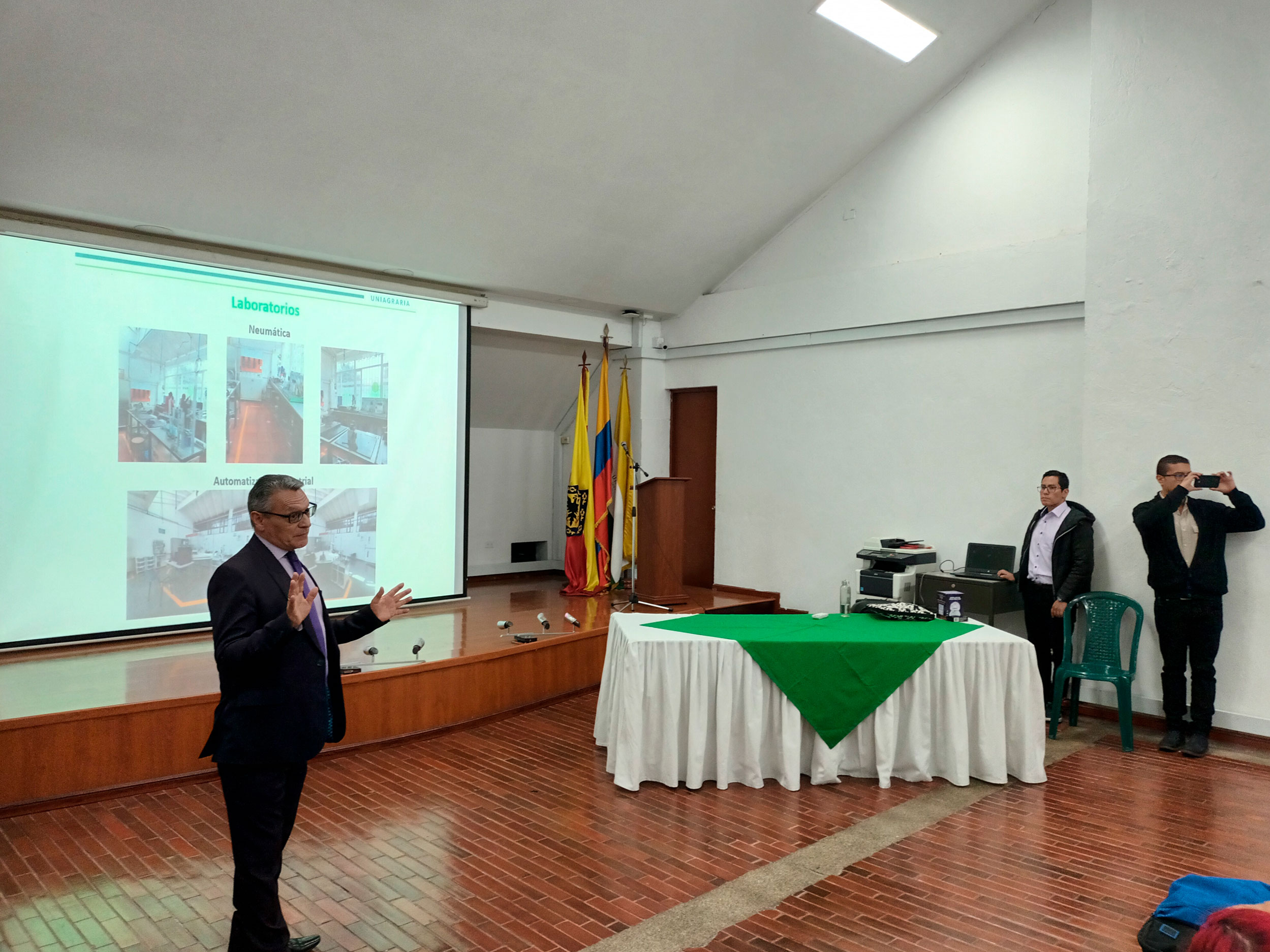 Reunión inaugural entre estudiantes y nuevo director del Programa de Ingeniería Industrial en UNIAGRARIA