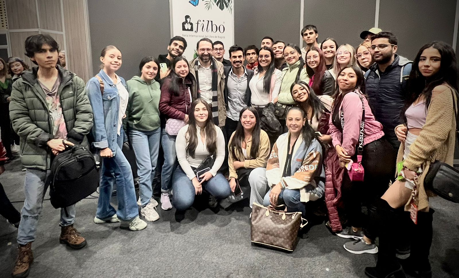 Estudiantes de Derecho de UNIAGRARIA participan en el lanzamiento del libro “La Paz en su Laberinto” en la FILBO 2024