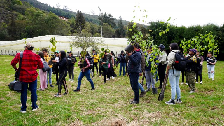 UNIAGRARIA celebra el Día de la Tierra con siembra de árboles en el CIDT