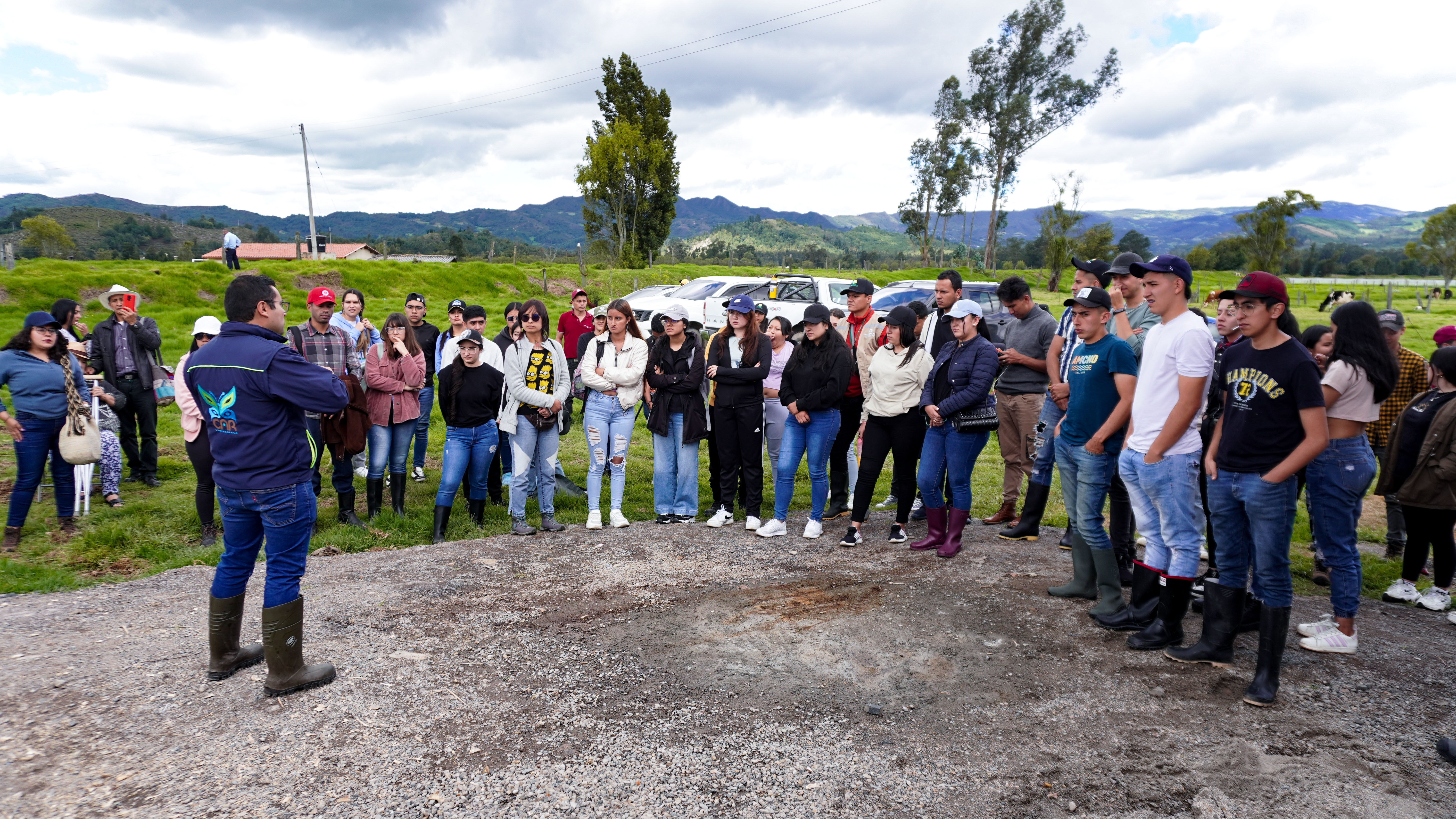UNIAGRARIA impulsa la responsabilidad ambiental con siembra masiva de árboles en Simijaca y Susa