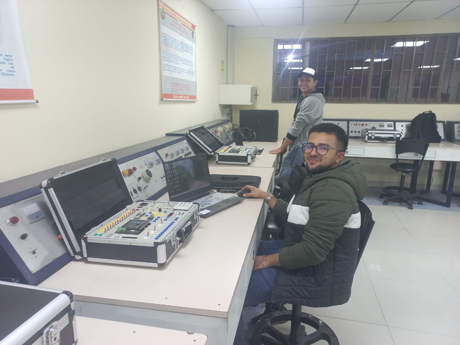 Estudiantes de Ingeniería Mecatrónica de UNIAGRARIA Realizan Inmersión Práctica en la Escuela de Comunicaciones Militares