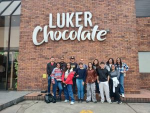 Estudiantes de Ingeniería Agroindustrial descubren los secretos del chocolate de clase mundial en Casa Luker