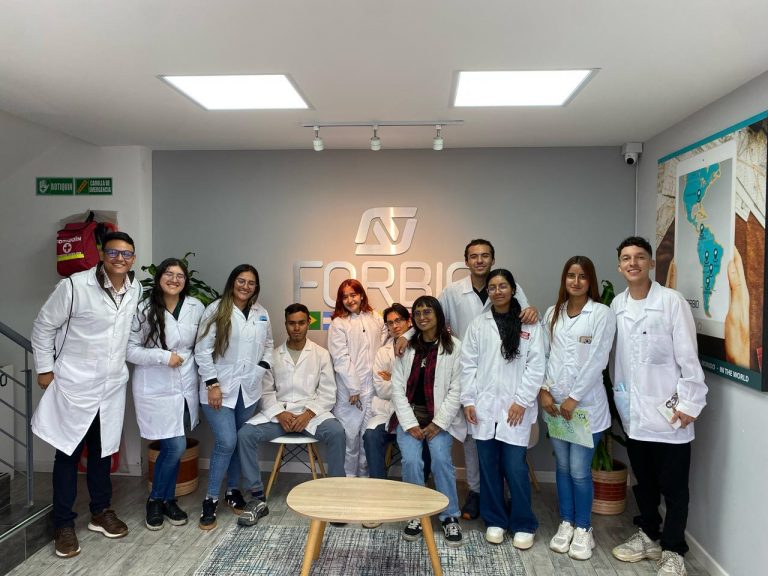 Estudiantes de Ingeniería Agroindustrial visitan la empresa Forbio y fortalecen su aprendizaje en biotecnología aplicada al agro