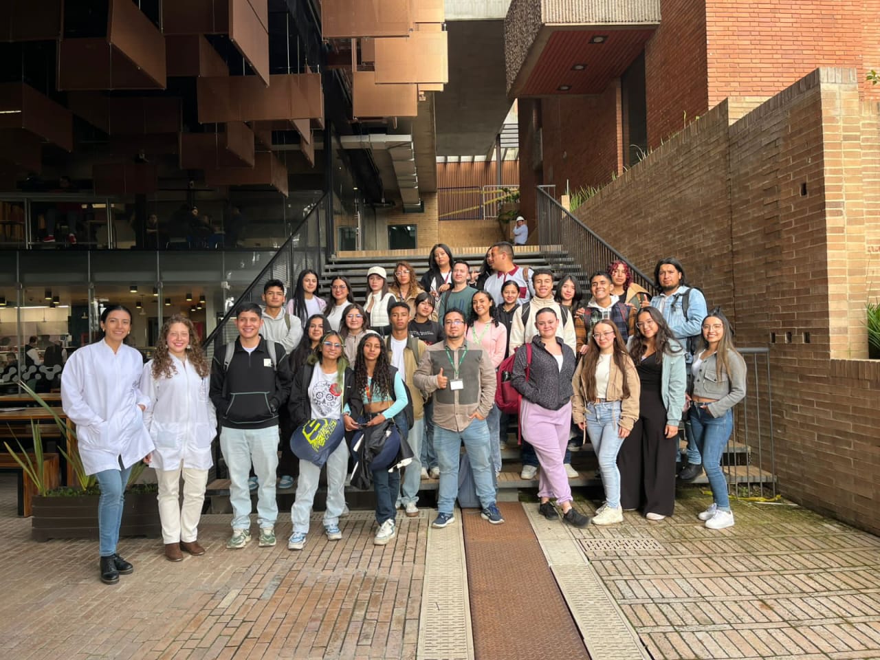 Explorando la microbiología: Estudiantes de UNIAGRARIA visitan la colección de microorganismos de la Pontificia Universidad Javeriana