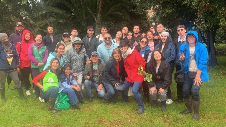 Estudiantes de Ingeniería Ambiental de UNIAGRARIA transforman residuos en vida en Usaquén