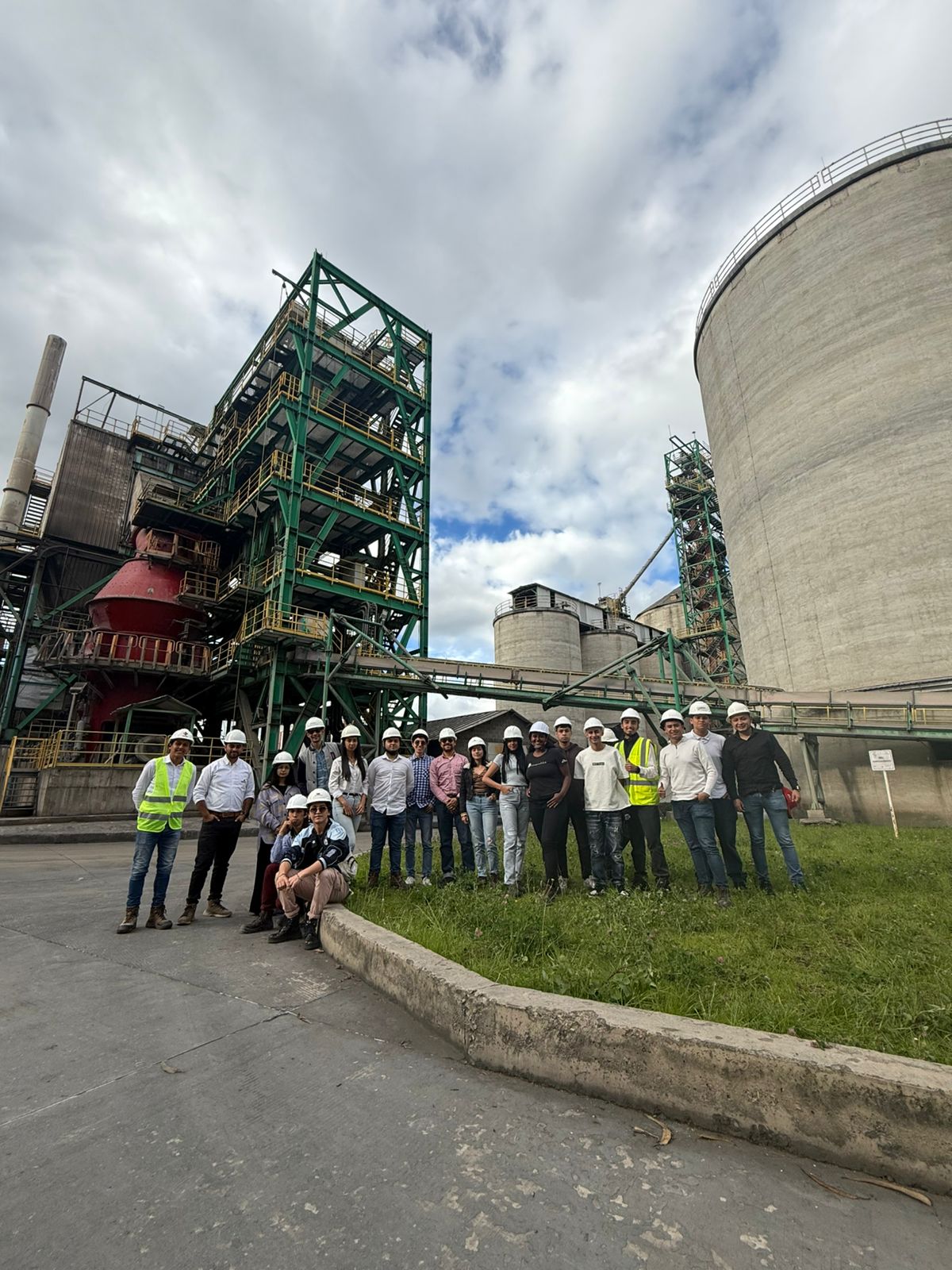 Estudiantes de Ingeniería de UNIAGRARIA visitan planta cementera FORTECEM en salida técnica de campo
