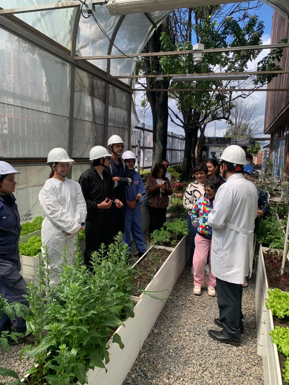 Estudiantes de Ingeniería Mecatrónica de UNIAGRARIA visitaron proyecto de energías del SENA en Bogotá