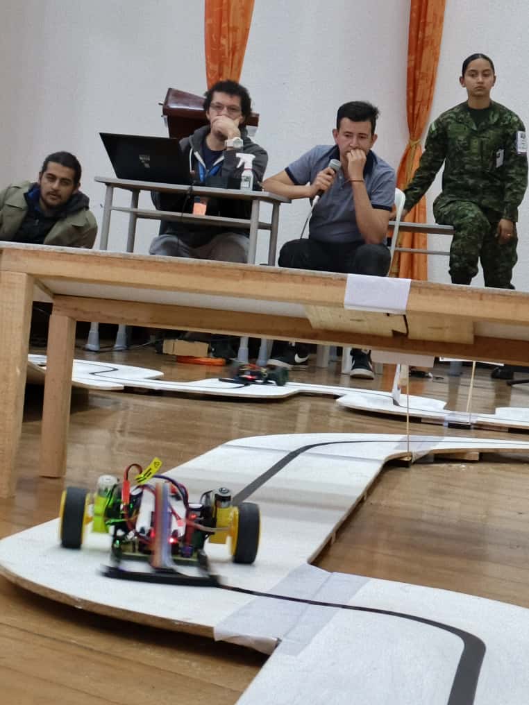 Estudiantes de Ingeniería Mecatrónica brillaron en “Torneo de Robótica Educativa InnovaBot 2025”