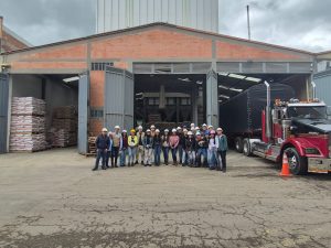 Ingeniería Agroindustrial de UNIAGRARIA fortalece su aprendizaje con visita técnica a Pollos La Granjota S.A.S.