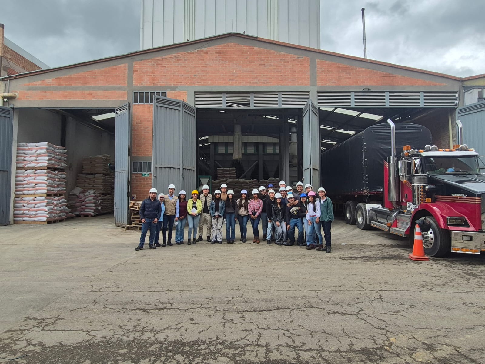 Ingeniería Agroindustrial de UNIAGRARIA fortalece su aprendizaje con visita técnica a Pollos La Granjota S.A.S.