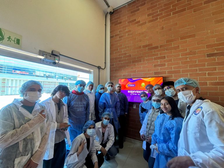 Estudiantes de Ingeniería Mecatrónica Facatativá visitan plantas de producción de ETERNA SAS en Funza